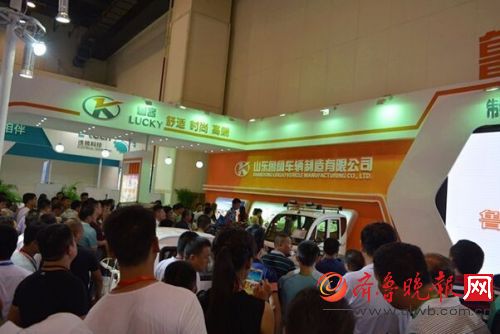 鄭州電動(dòng)車展，魯客篷車現(xiàn)場人氣火爆(圖1)